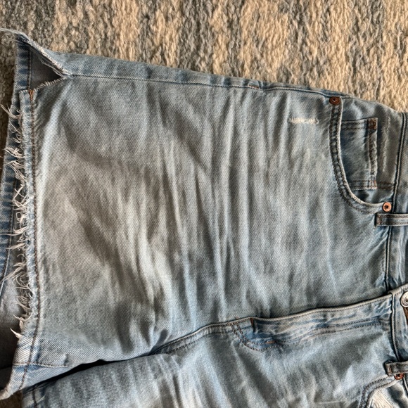 American Eagle Strigid Super High-Waisted 6" Relaxed Ripped Denim Short Size 8 - Picture 6 of 7